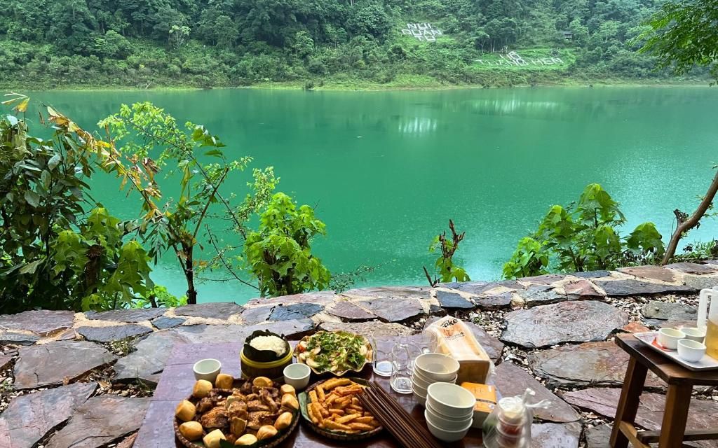 Cắm trại ven hồ thang hen
