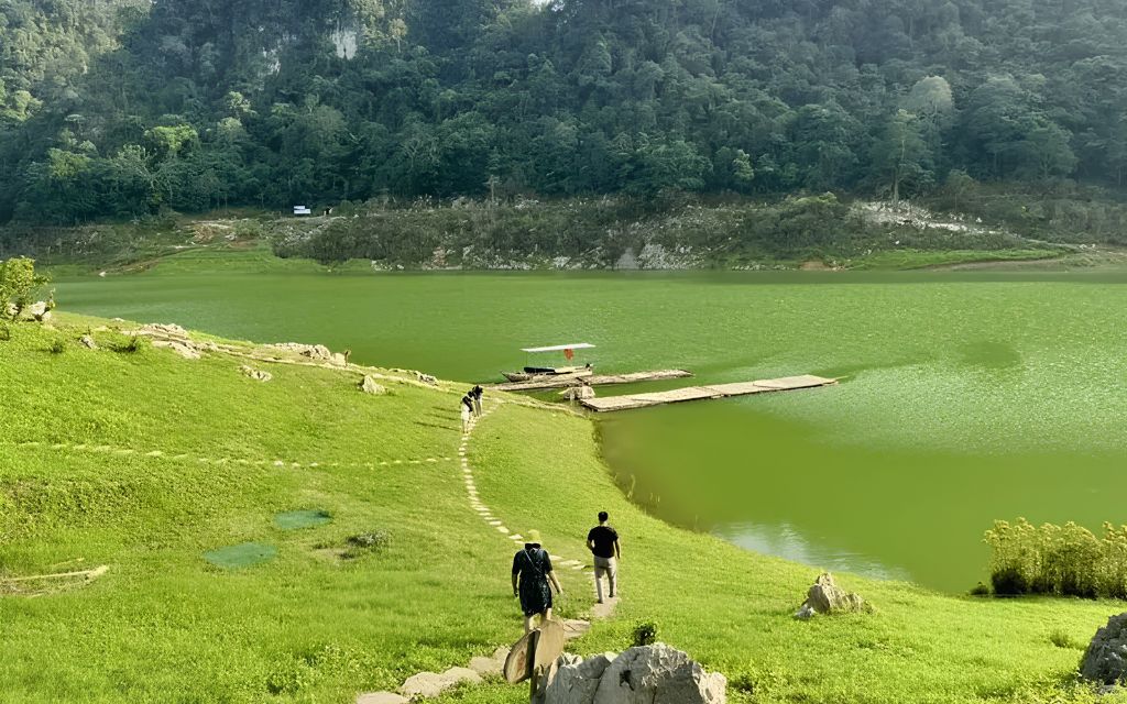 Đi bộ khám phá hồ thang hen