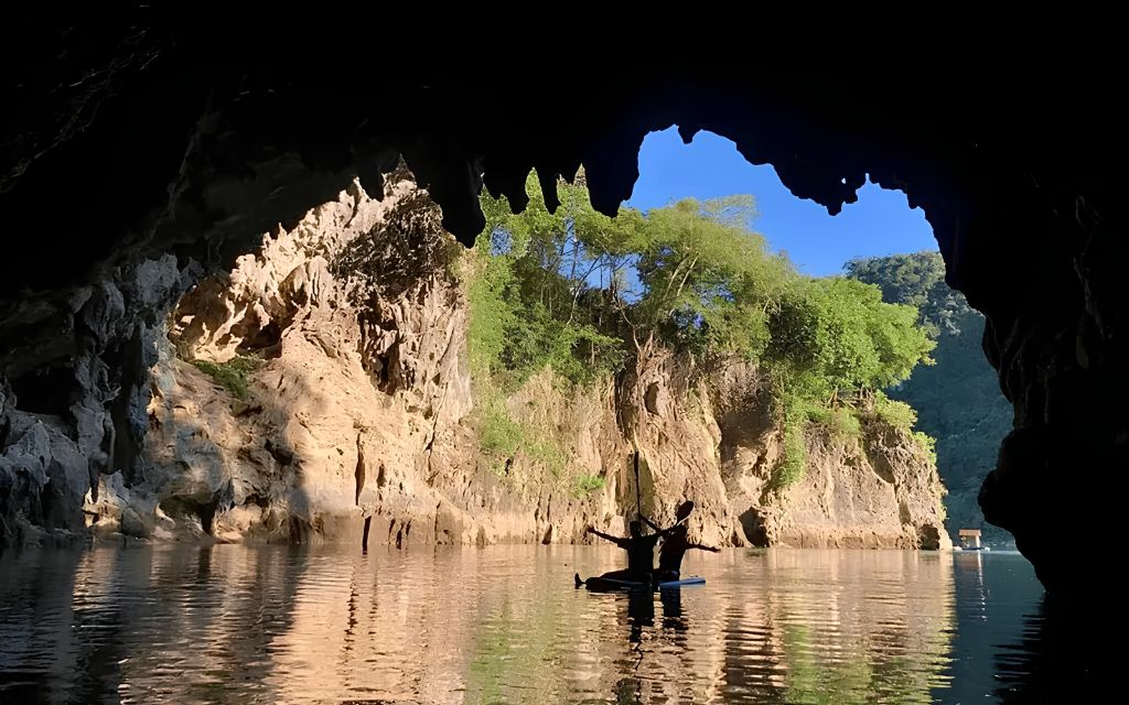 Hang động tại hồ thang hen