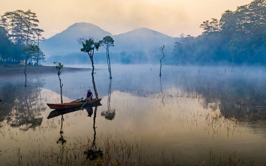 Khung cảnh hồ Tuyền Lâm vào buổi sáng