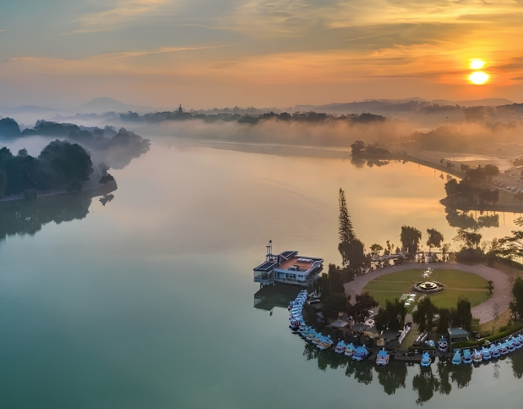 Hồ Xuân Hương mờ ảo trong làn sương sớm Đà Lạt