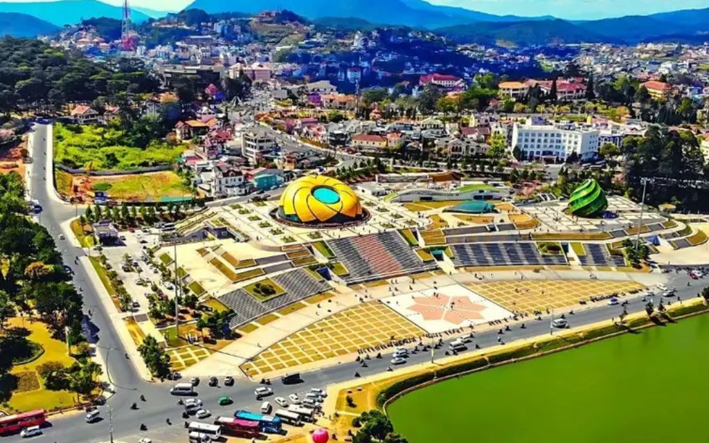 Quảng trường Lâm Viên nổi bật với nụ hoa atiso