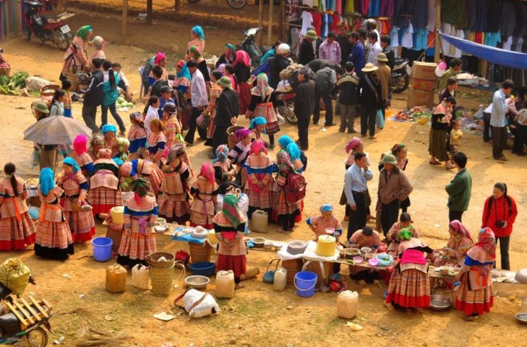 Người dân mặc trang phục truyền thống mua bán tại chợ phiên Hoàng Su Phì.