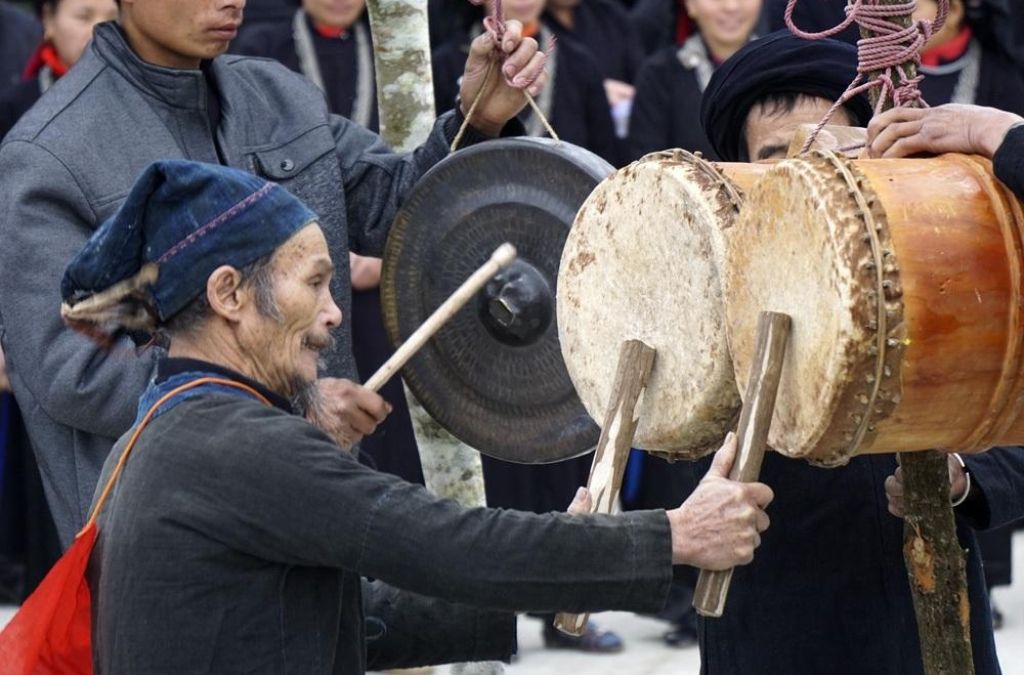 Người La Chí diễn tấu trống chiêng trong lễ hội Khu Cù Tê.