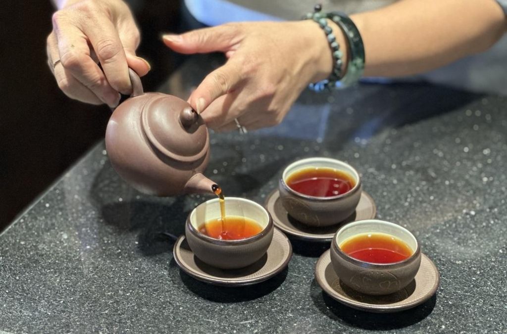 Pha trà Shan tuyết Hoàng Su Phì bằng ấm đất và chén trà nhỏ. 