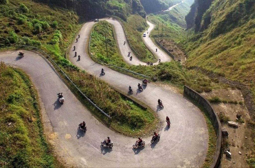 Du khách lái xe máy trên đường đèo quanh co ở Hoàng Su Phì, Hà Giang.