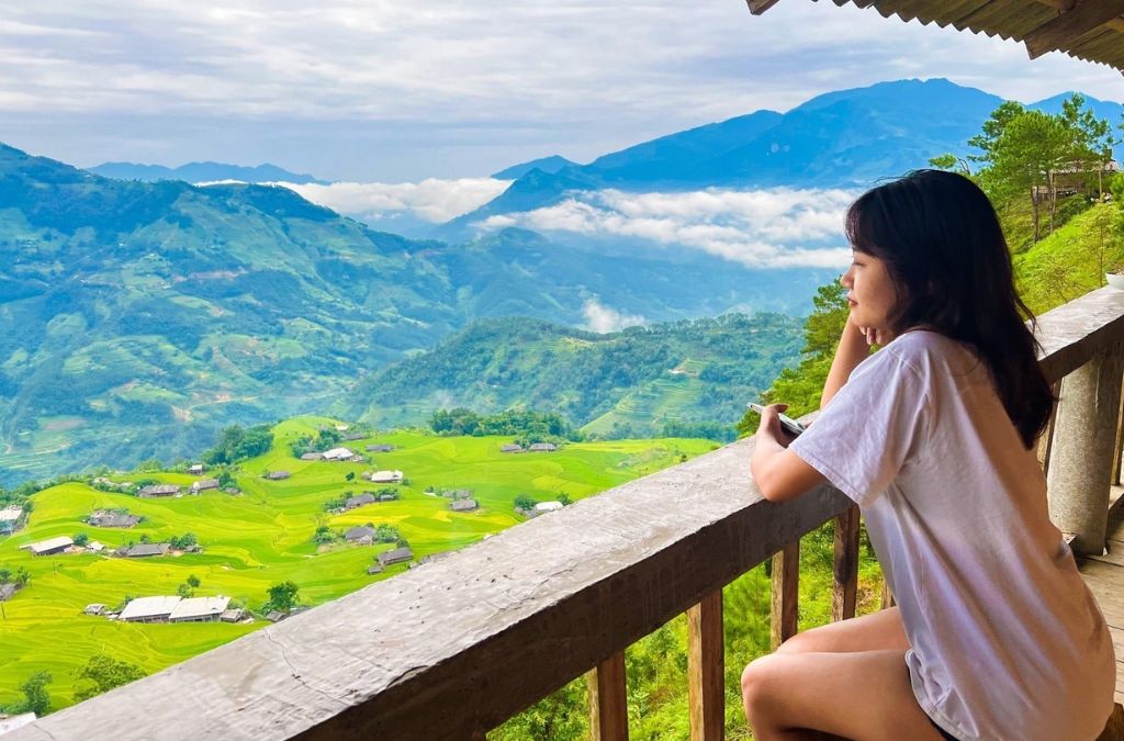 Homestay Bản Phùng Hoàng Su Phì có ban công ngắm ruộng bậc thang.