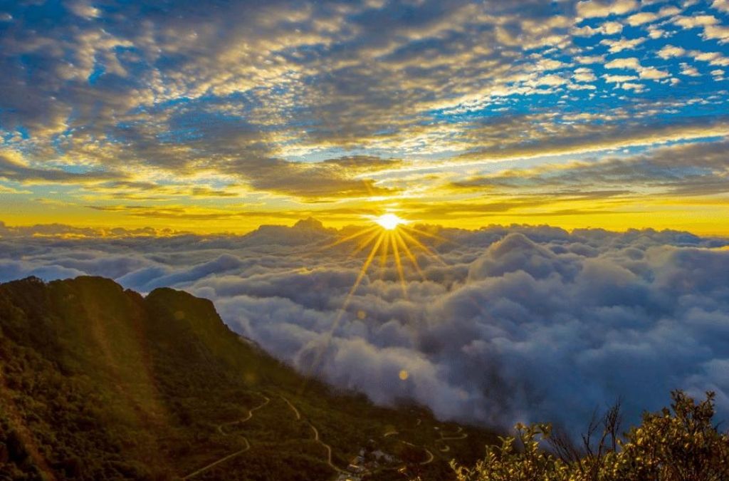 Bình minh và biển mây trên đỉnh Chiêu Lầu Thi Hoàng Su Phì.