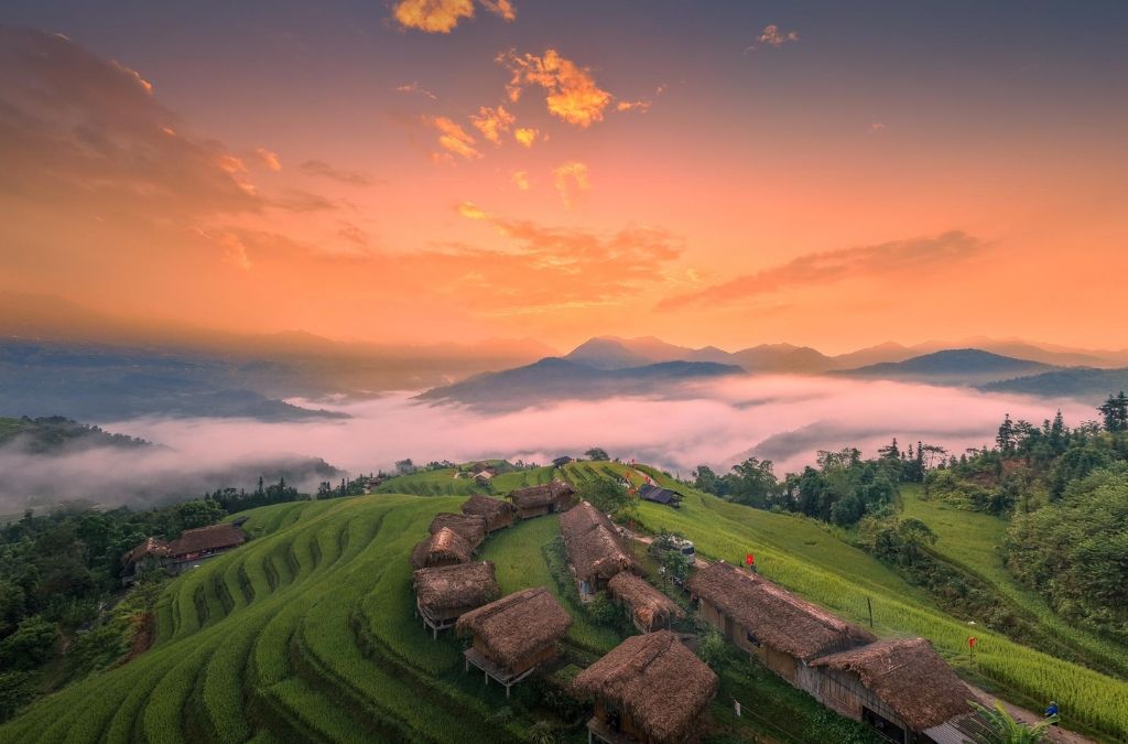 Ruộng bậc thang Bản Phùng Hoàng Su Phì giữa biển mây buổi sớm.