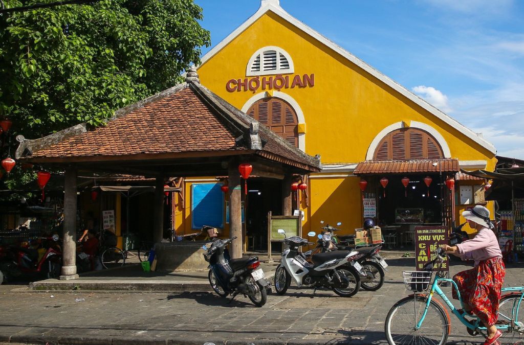 Mặt tiền Chợ Hội An với tòa nhà sơn vàng