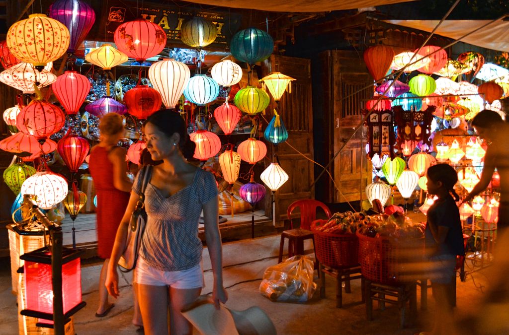 Các gian hàng đèn lồng nhiều màu tại Chợ đêm Hội An