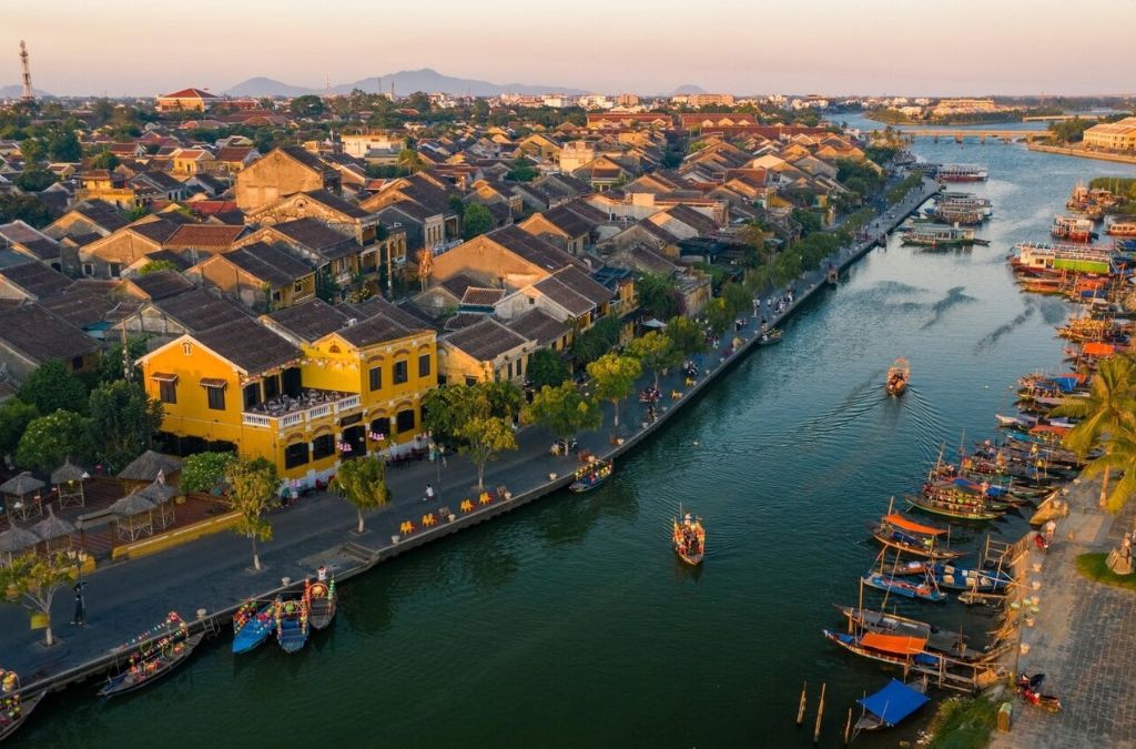 Toàn cảnh phố cổ Hội An và sông Hoài nhìn từ trên cao