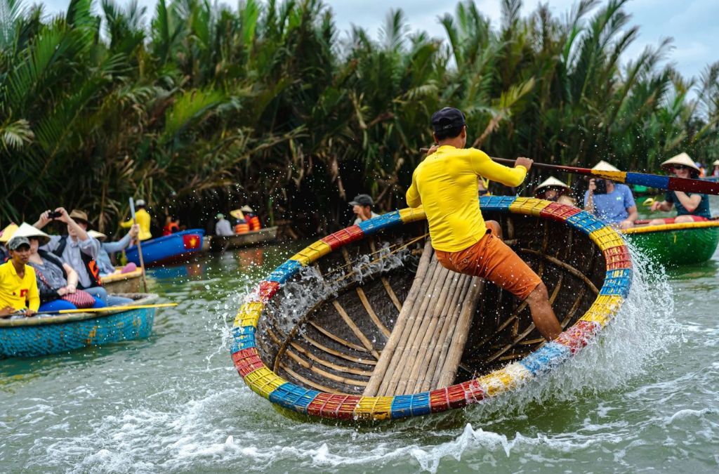 Người dân biểu diễn xoay thuyền thúng tại Rừng dừa Bảy Mẫu