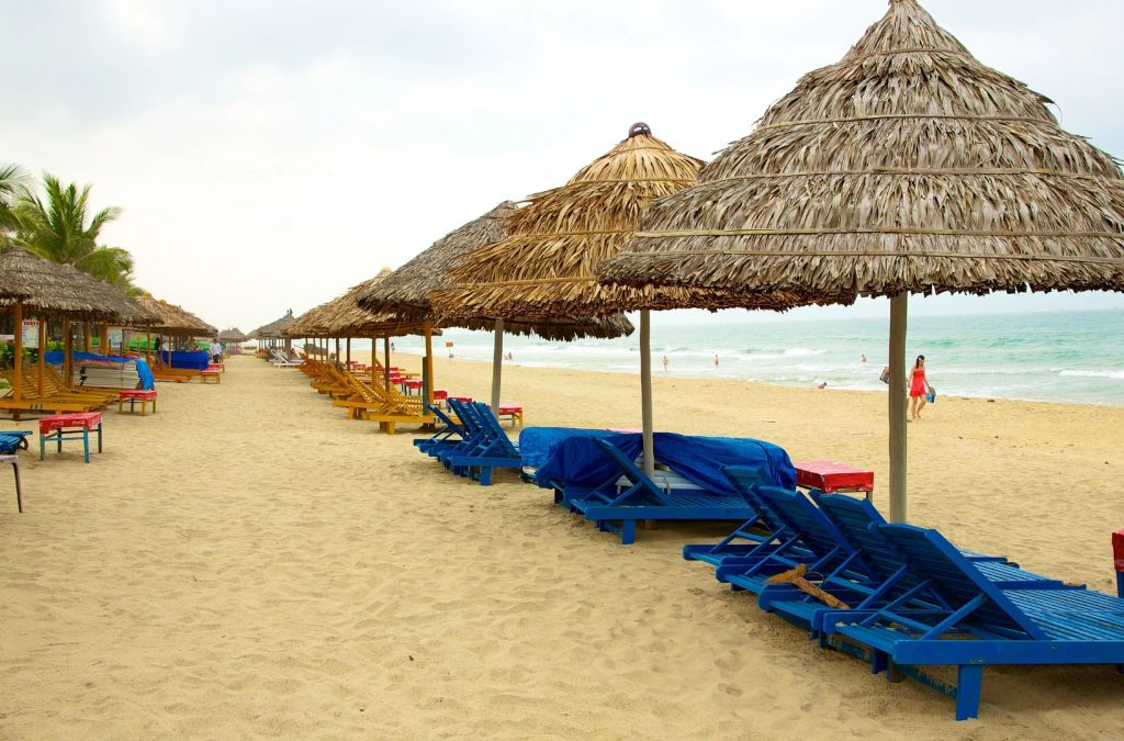 Ghế nghỉ và mái che trên bãi biển Cửa Đại Hội An