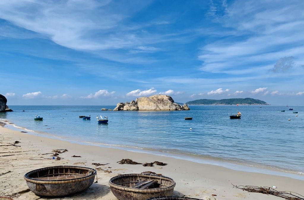 Bãi biển Cù Lao Chàm với thuyền thúng và đảo nhỏ ngoài khơi