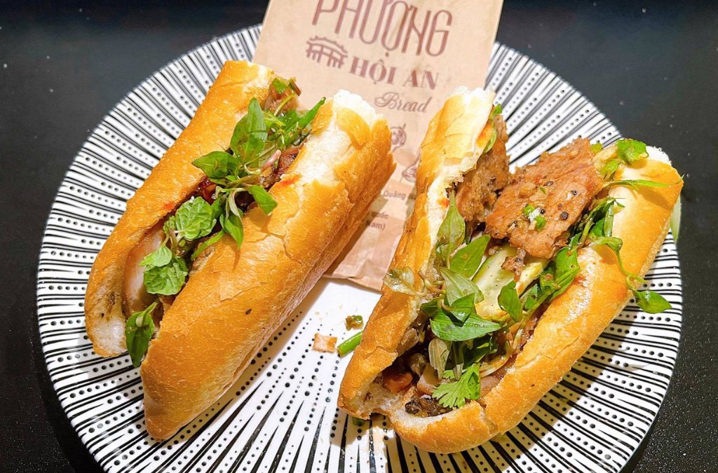 Hai ổ bánh mì Hội An với thịt và rau thơm