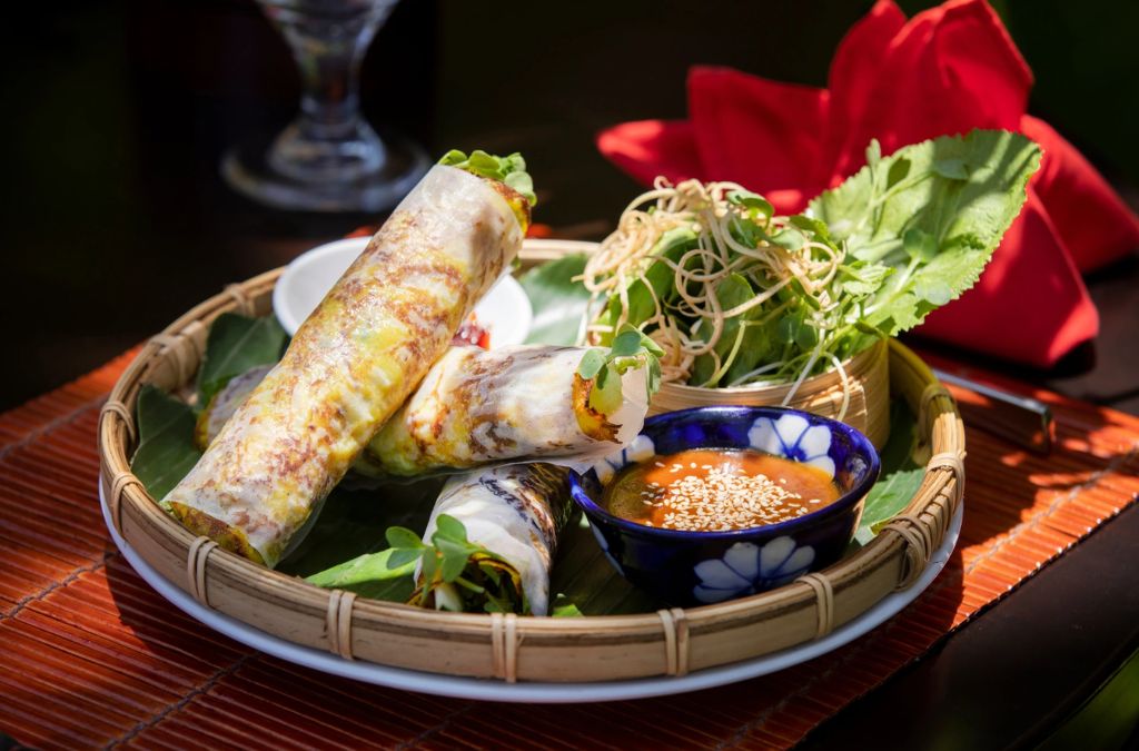 Bánh xèo Hội An cuốn bánh tráng ăn cùng rau sống và nước chấm