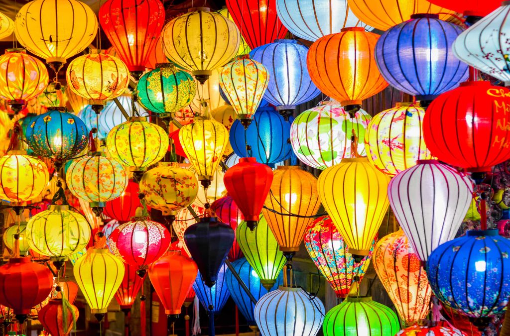 Nhiều đèn lồng Hội An đủ màu sắc treo tại cửa hàng