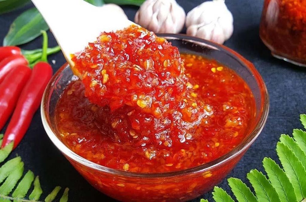 Tương ớt Hội An màu đỏ đựng trong bát