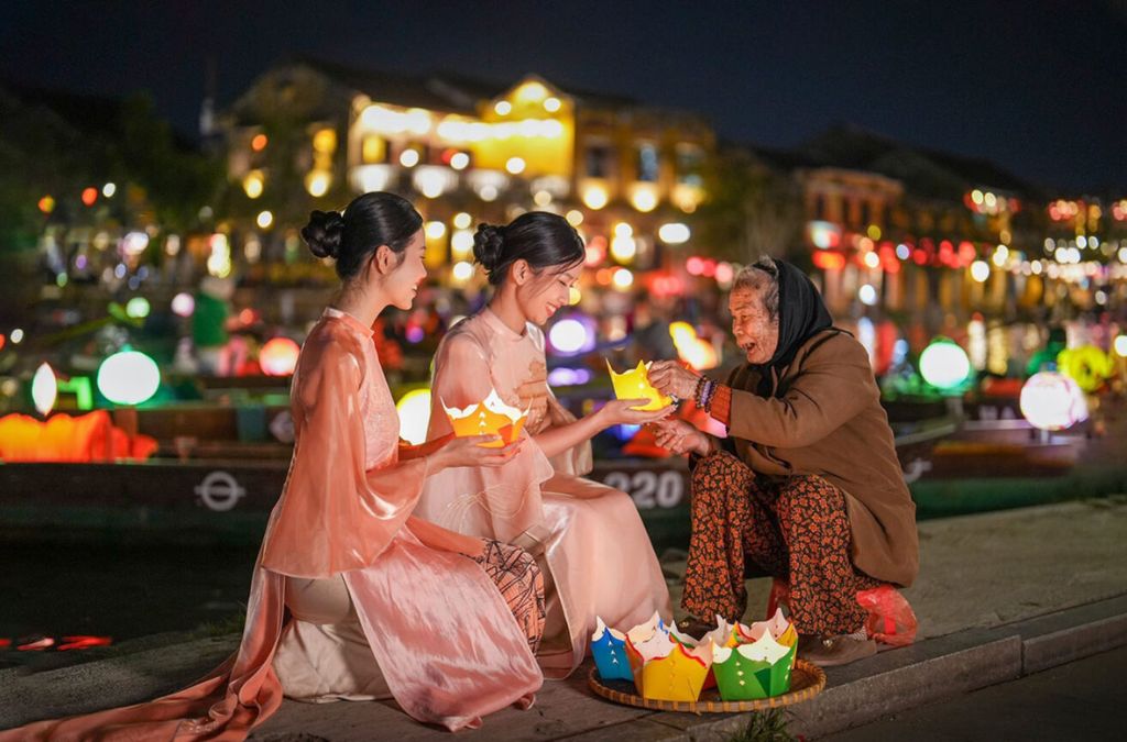 Người dân thả hoa đăng bên sông Hoài trong đêm phố cổ Hội An