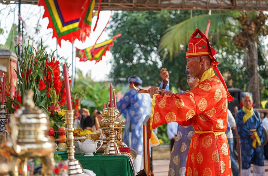Nghi lễ dâng hương trong lễ hội truyền thống tại Hội An