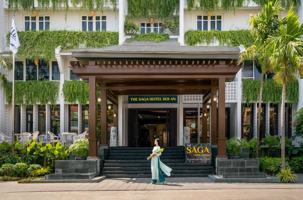 Mặt tiền khách sạn The Saga Hotel Hội An giữa khuôn viên xanh