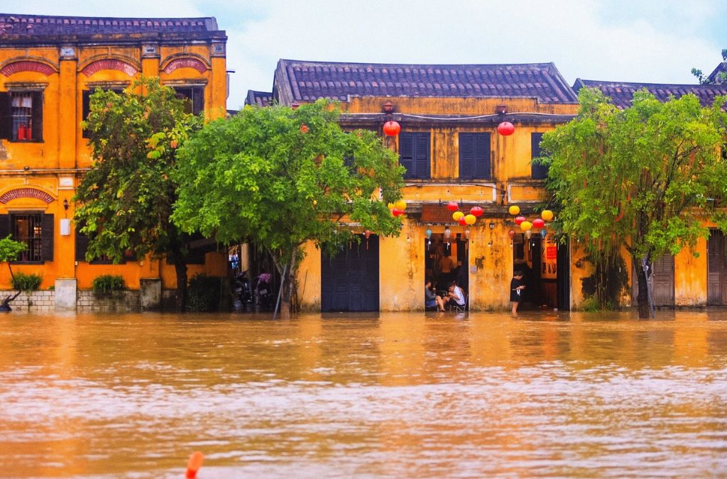 Phố cổ Hội An ngập nước trong mùa mưa