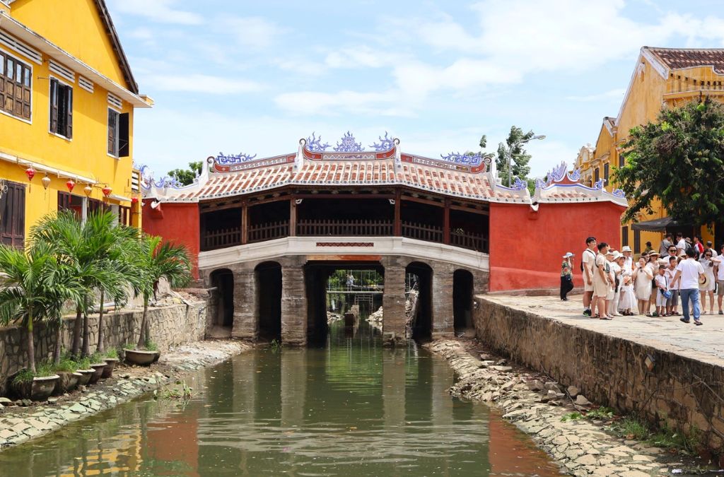 Chùa Cầu bắc qua lạch nước nhỏ tại phố cổ Hội An