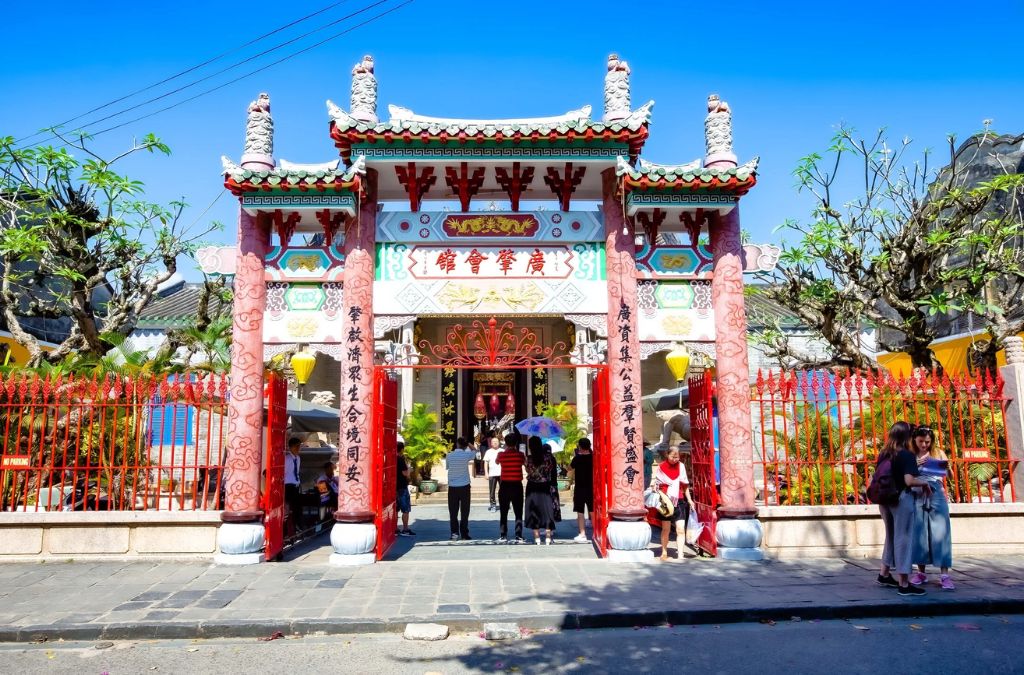 Cổng Hội quán Quảng Đông với kiến trúc Hoa tại Hội An