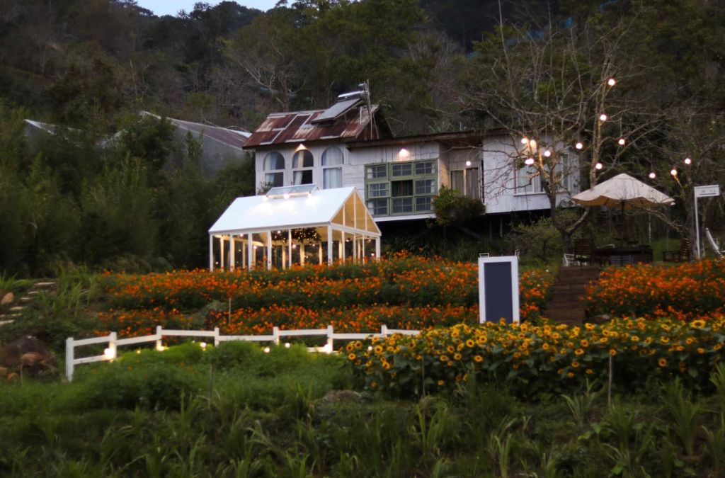 Căn nhà mái dốc tại LengKeng Dalat Homestay nhìn ra thung lũng