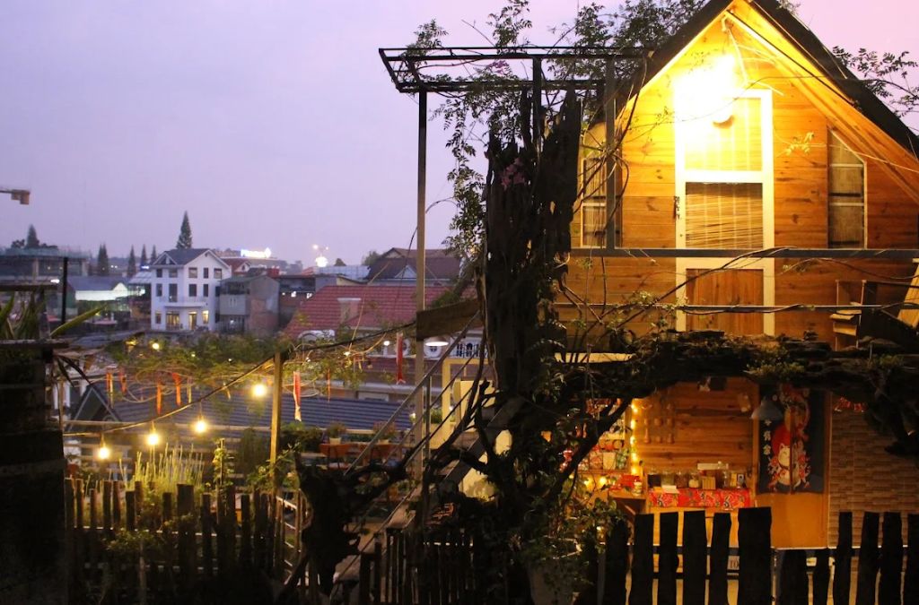  Căn nhà gỗ Gác Nhỏ Dalat thắp đèn vàng lúc chạng vạng