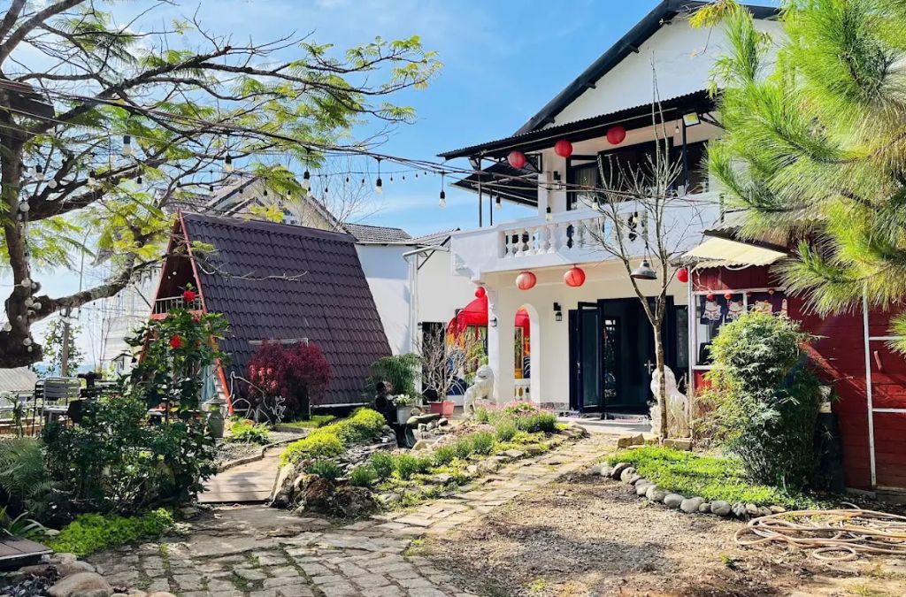 Những căn nhà nhỏ giữa khu vườn Đà Lạt Nắng Homestay