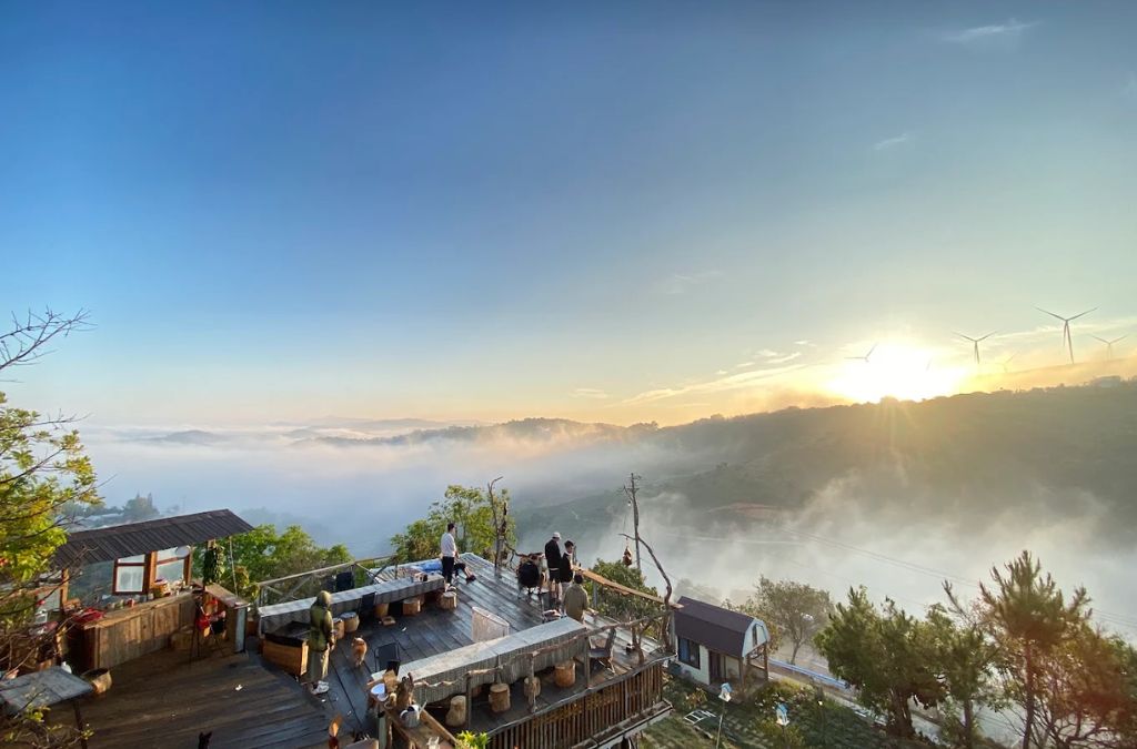 Sân ngắm cảnh Dream Garden Homestay Cầu Đất phía trên biển mây