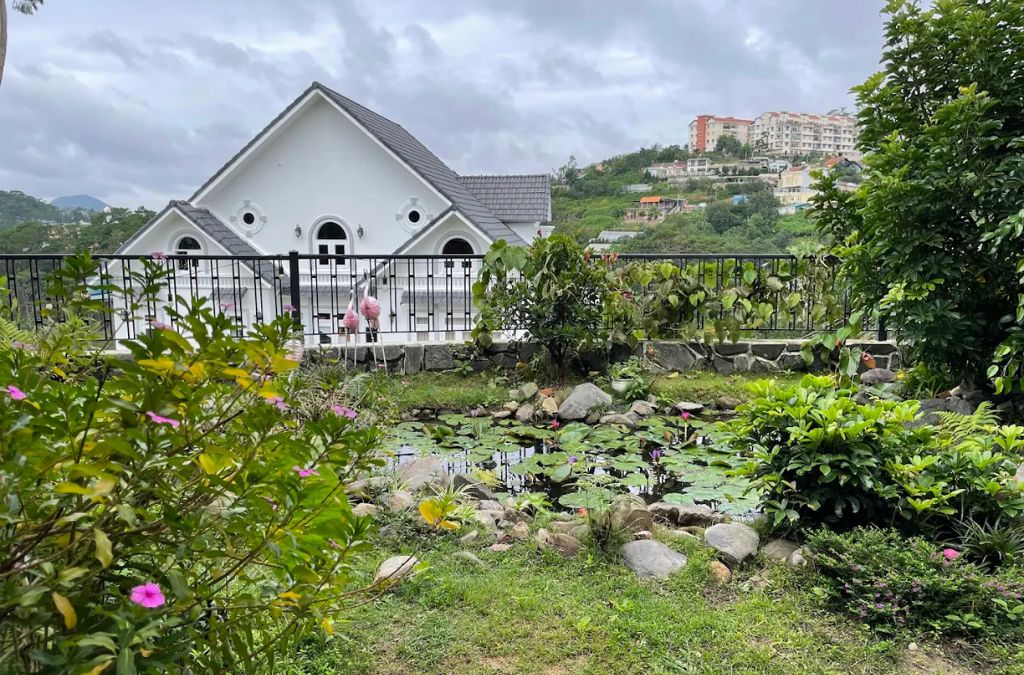 Ngôi nhà màu trắng và khu vườn có hồ nước tại Sân Mây Homestay