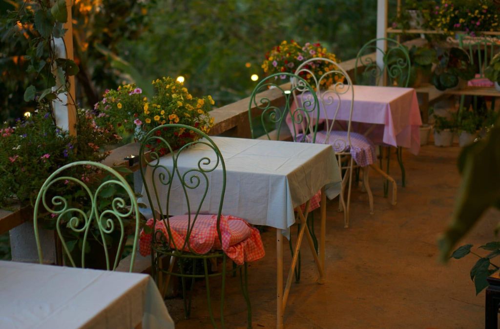 Những bộ bàn ghế đôi trong khu vườn homestay Đà Lạt