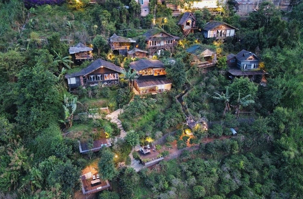 Những căn nhà gỗ của Cú Trên Cây Homestay nằm trên sườn đồi xanh