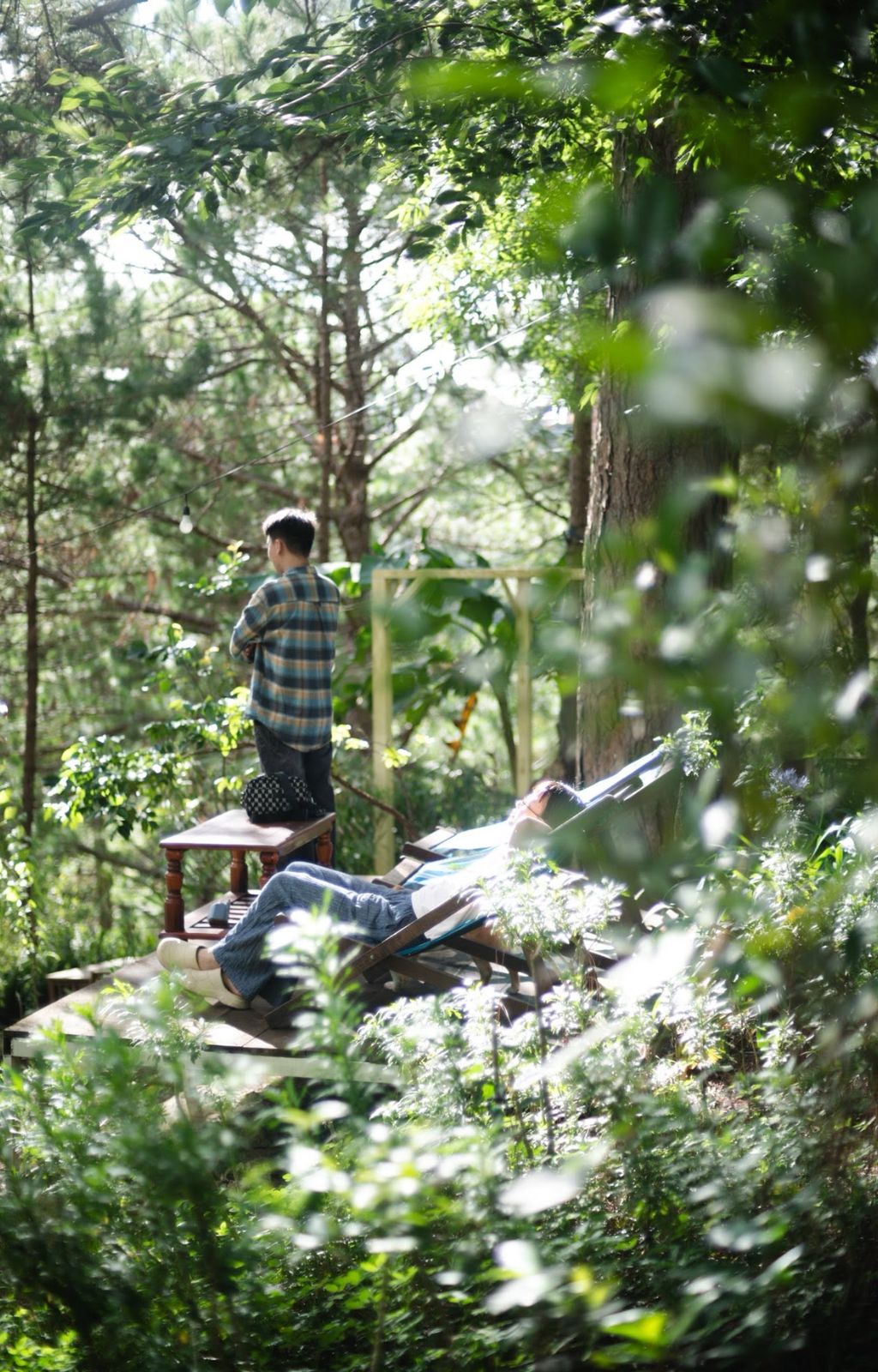 Người thư giãn trên võng giữa khu vườn tại Moonrise Garden Dalat