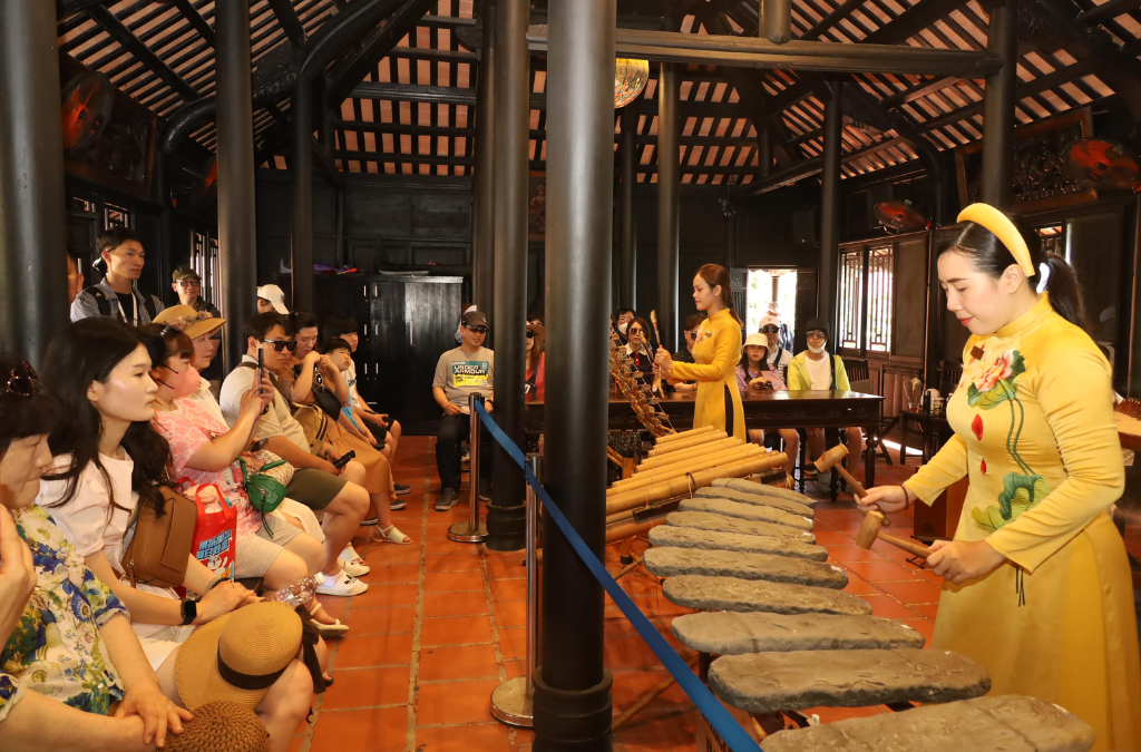 biểu diễn nhạc cụ dân tộc trong Hội quán Vịnh Nha Trang.