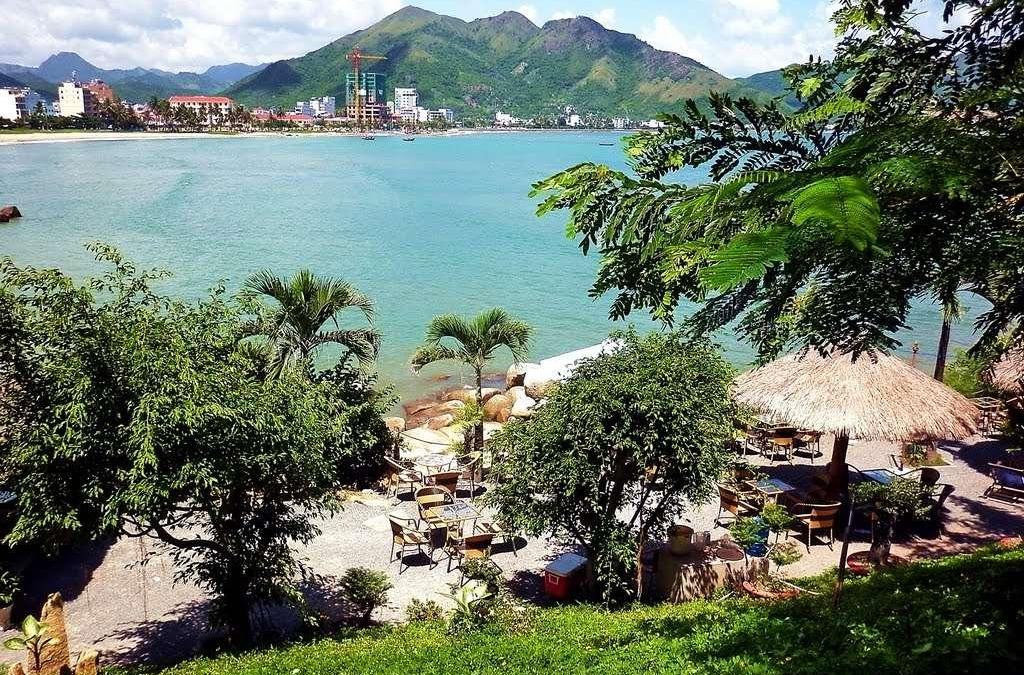 Quán Hòn Chồng Café với view nhìn ra hòn chồng