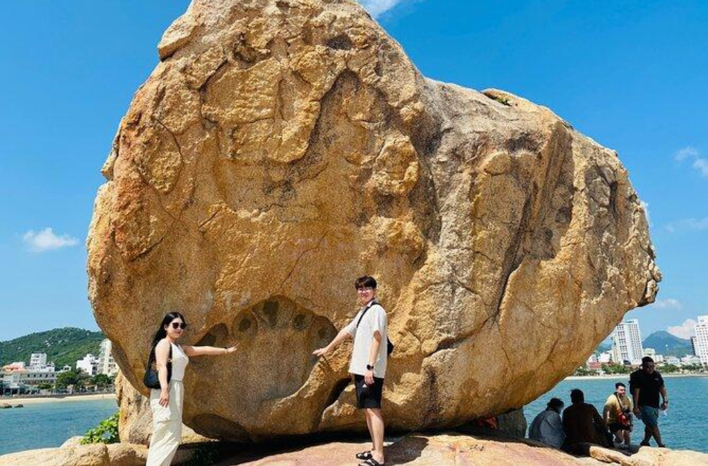 tảng đá đặc trưng tại hòn chồng