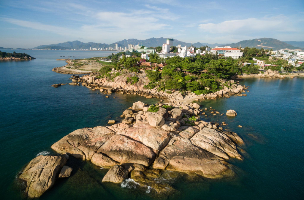 Quần thể đá Hòn Chồng Nha Trang nhìn từ trên cao