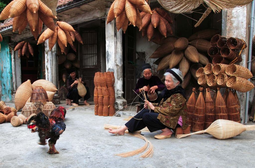 Người dân đan đó tại làng nghề Thủ Sỹ