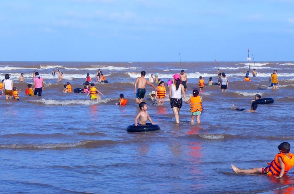 Khách vui chơi trên bãi biển Cồn Vành Hưng Yên
