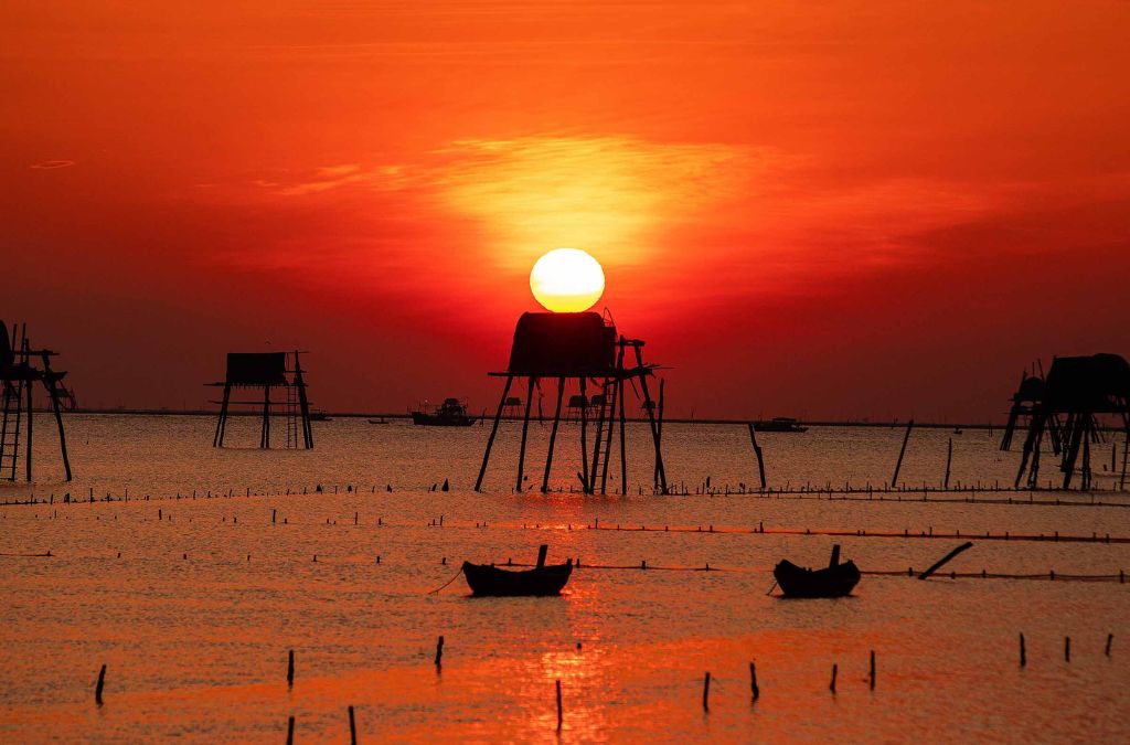 Hoàng hôn trên bãi triều Đồng Châu với những chòi nuôi ngao