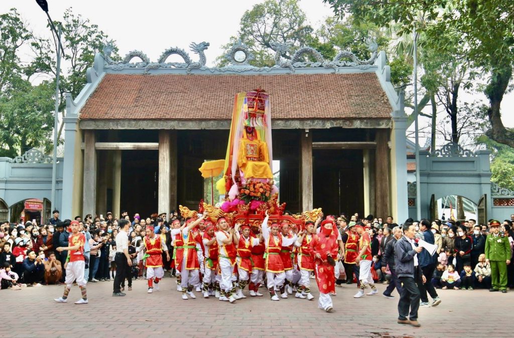 Đoàn rước kiệu trong Lễ hội Chử Đồng Tử - Tiên Dung
