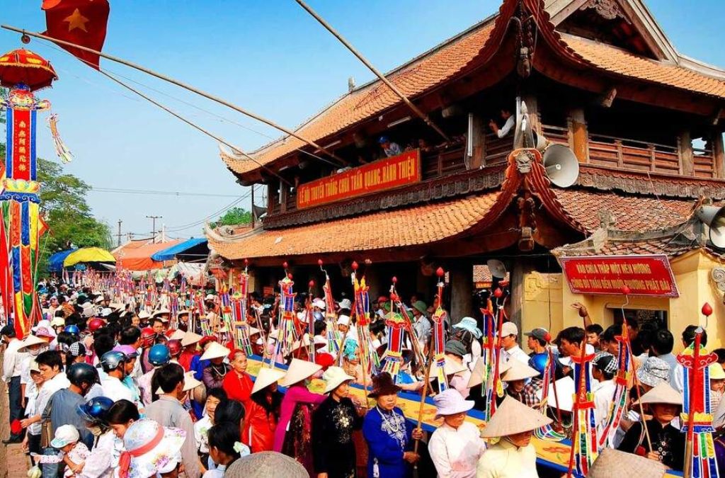 Đông người tham dự Lễ hội Chùa Keo tại Hưng Yên