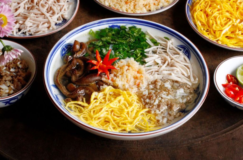 Bát bún thang lươn Phố Hiến với lươn và trứng thái chỉ