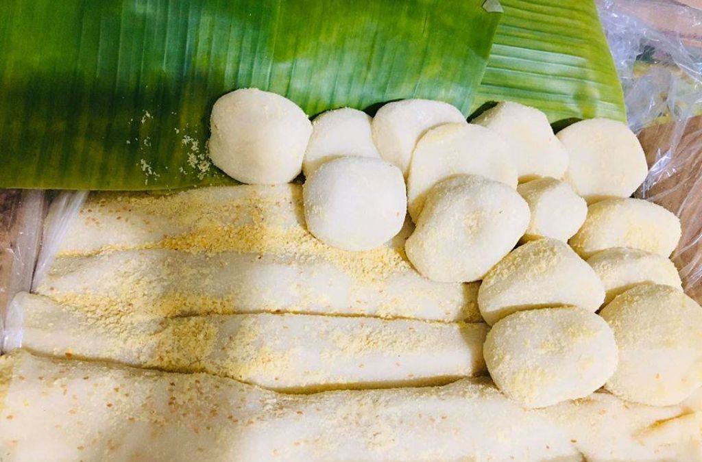 Bánh dày làng Gàu màu trắng đặt trên lá chuối