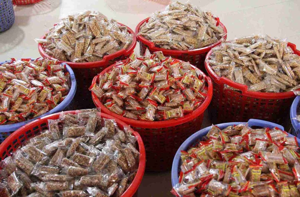 Bánh cáy đóng gói được bày trong những rổ lớn
