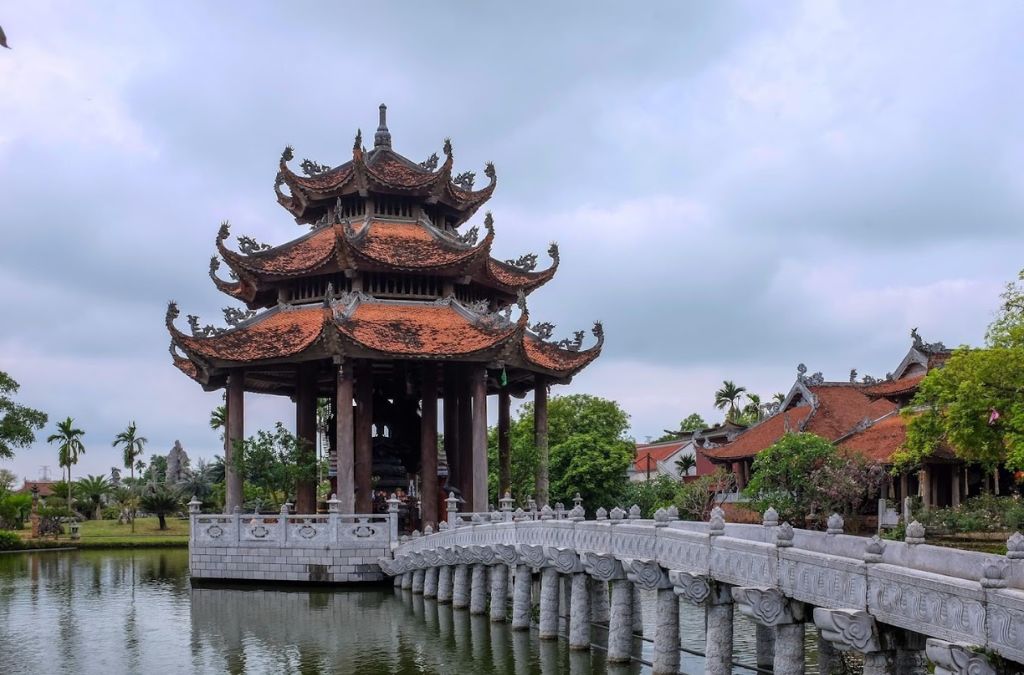 Công trình mái cong bên hồ trong khu vực Làng Nôm